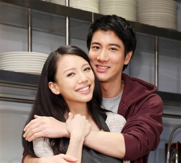 李靚蕾曬親子生活照　慈母表現被贊「最高招反擊」王力宏