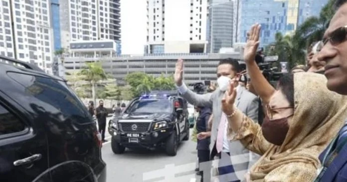 羅斯瑪招手送別納吉回監獄