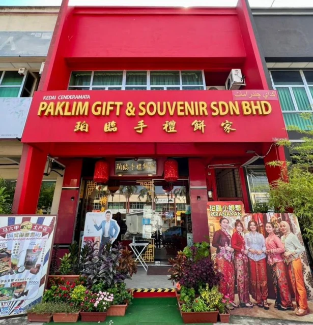 明目張膽把店外盆栽抱上車　「偷花伯」行徑讓商家感無奈