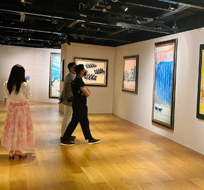 與郭富城逛畫展被偶遇　方媛全程玩手機被嘲「融不進去」