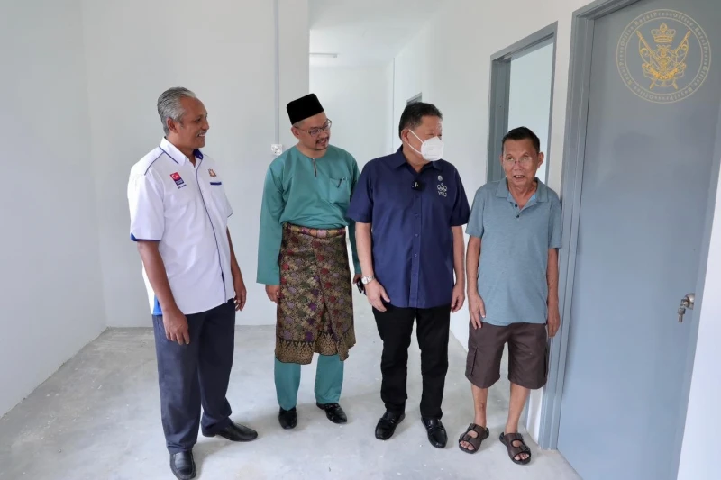 獨居華裔老翁流離失所　柔蘇丹資助重建家園