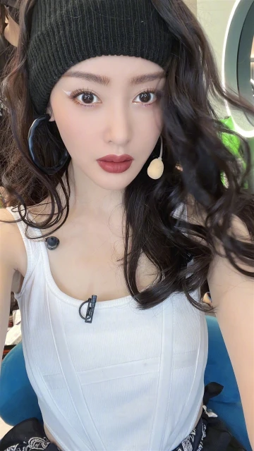 張天愛紅毯遇徐開騁「偷偷擦淚」影片曝光　網心疼：他不值得