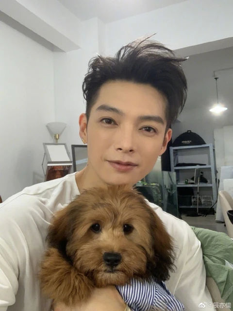 辰亦儒直播曬飛輪海舊合照　被網民抓包「截掉炎亞綸」