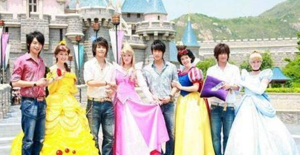 辰亦儒直播曬飛輪海舊合照　被網民抓包「截掉炎亞綸」