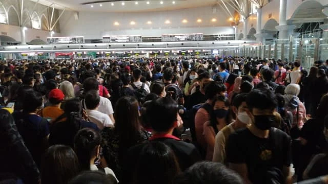 馬國新山關卡擠爆 網民：人多到像置身演唱會