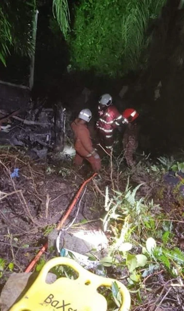 羅里打滑翻覆撞3車釀4死13傷　一家三口同車墜山谷當場身亡