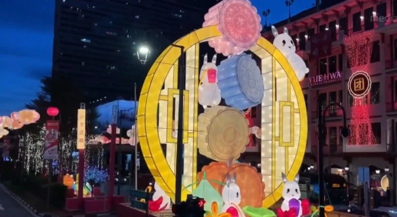 新加坡牛車水迎中秋　玉兔伴月餅燈飾吸睛