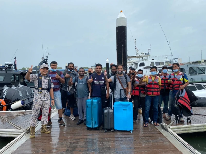 船隻燃油耗盡漂流2天　16受困船員獲救