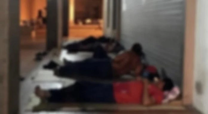 「沒交通工具不能去上班」　20餘歲夫妻露宿天橋底