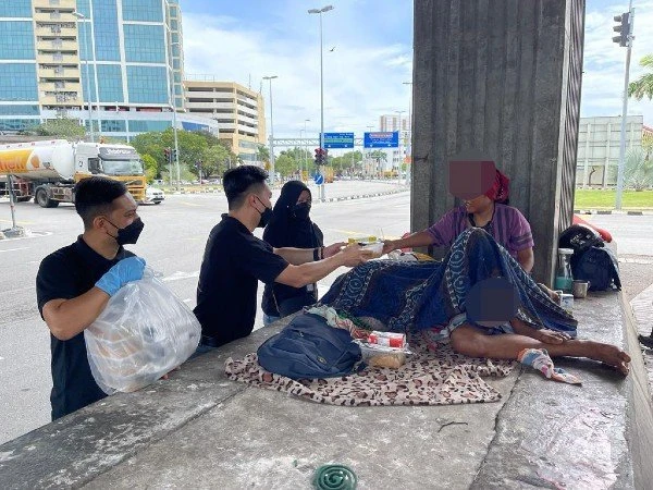 「沒交通工具不能去上班」　20餘歲夫妻露宿天橋底