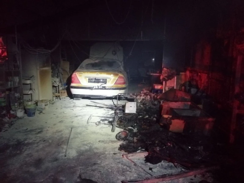 汽車零件中心火患　狂燒3小時2車燒毀