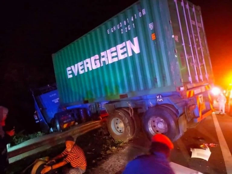 馬來西亞發生恐怖車禍 休旅車墜入山谷四人亡