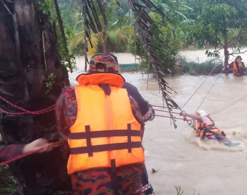突降豪雨引發水災　6人受困屋內獲救脫困