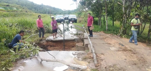 納巴灣村路塌陷 民眾出入不便