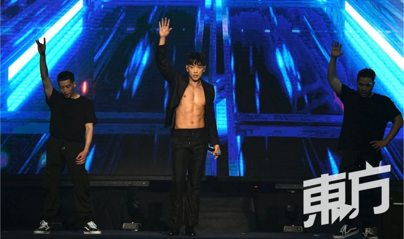 Rain來馬大方「脫了」秀腹肌　陳勢安李佳薇久違回家鄉獻唱