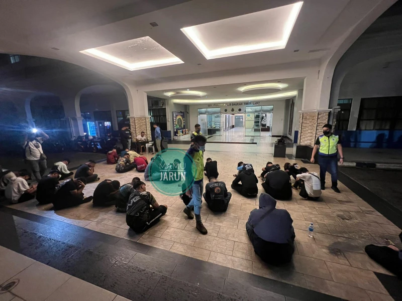 檳飆車族再現？大群摩哆騎士蓄勢待發