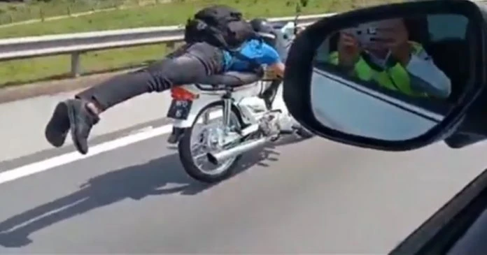 「超人」很嗨特技騎摩哆    不知警車就在旁邊