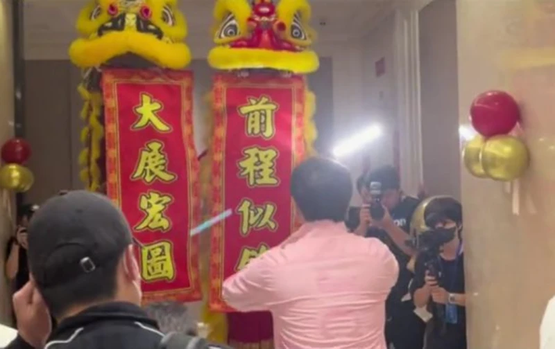 成龍「空降」杭州搬入新豪宅　客廳天花板鑲黃金顯氣派