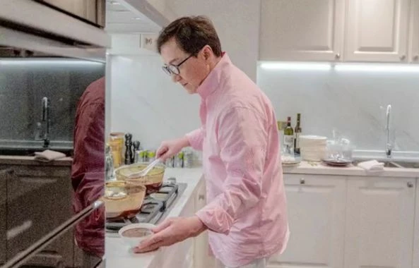 成龍「空降」杭州搬入新豪宅　客廳天花板鑲黃金顯氣派