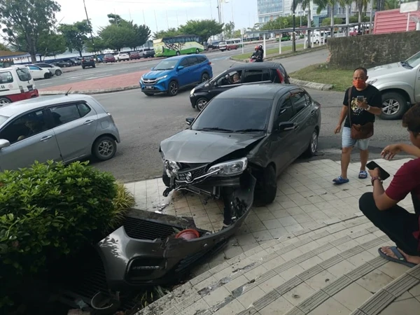 失控衝上廣場行人道 賽佳3人輕傷送醫