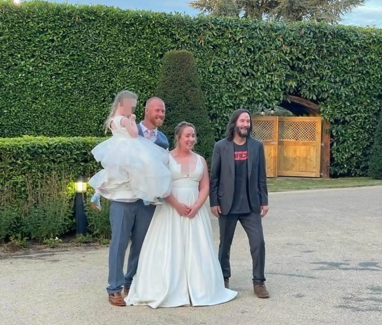 酒吧巧遇粉絲受邀出席婚禮　奇洛李維斯守諾赴約驚喜現身