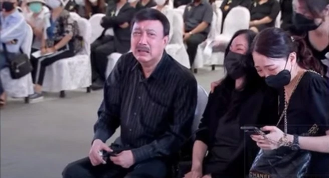 【余苑綺癌逝】余天見愛女遺容痛哭　李亞萍癱軟被攙扶出場