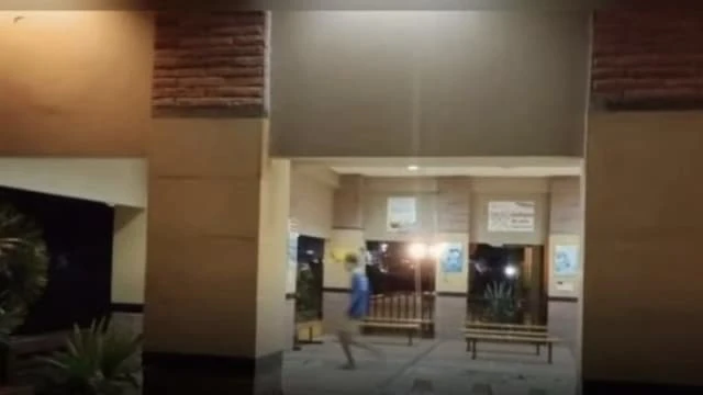 驚險惡作劇！少年玩命沖向火車