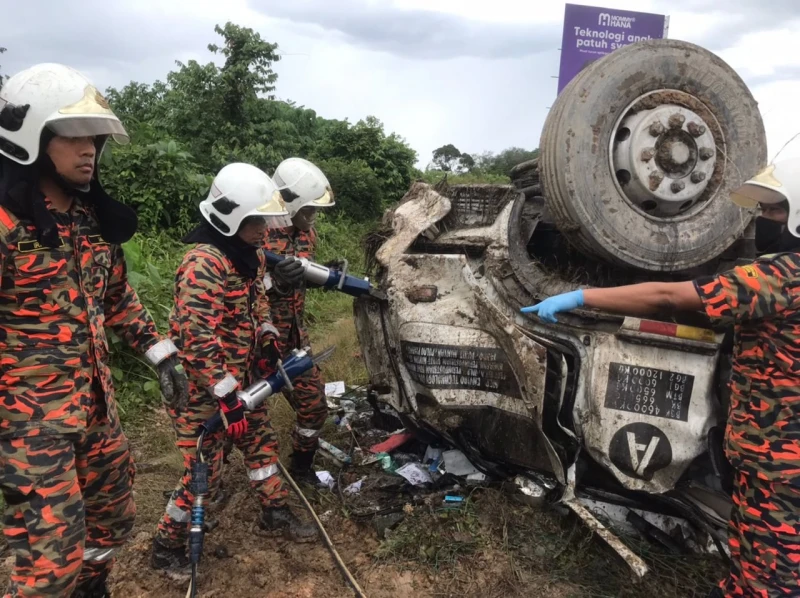 閃避前方失控轎車　羅里撞入大道旁斜坡司機不治
