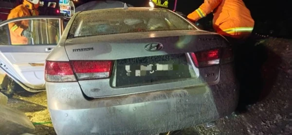 轎車失控撞防撞欄 司機受傷送院