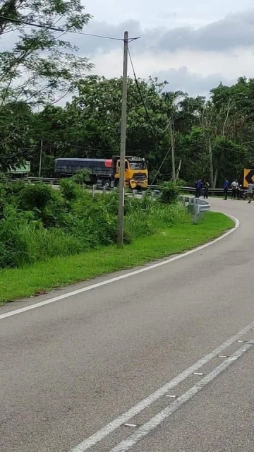 摩哆羅里相撞　一家四口命喪虎口