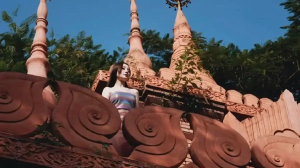 寺廟參拜穿太露惹議    中國女星遭酸民批「有辱佛門」