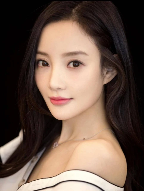 寺廟參拜穿太露惹議    中國女星遭酸民批「有辱佛門」