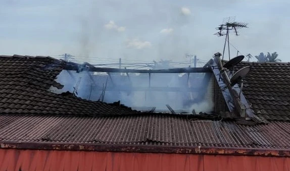 豐億園3排屋遭火劫　3巫印男子英勇闖火屋救人