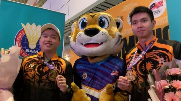 謝定峰及蘇偉譯帶著世界冠軍凱旋迴國