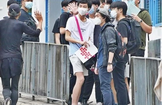 周潤發麵店被粉絲野生捕獲　超貼心舉動被贊：好溫暖