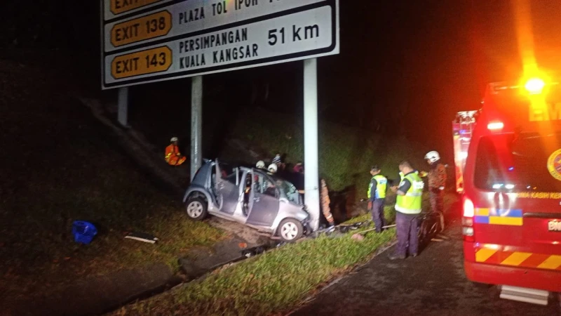 邁威轎車疑失控撞路牌柱子　華裔夫妻共赴黃泉