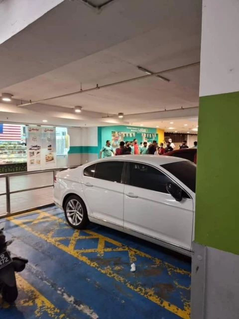 霸市偷巧克力撇女伴逃逸  警揭前科男是毒品通緝犯