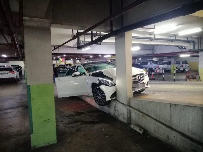 華婦油門誤當煞車器 馬賽迪車頭撞毀