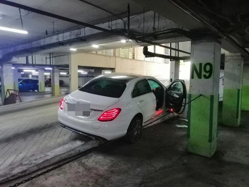 華婦油門誤當煞車器 馬賽迪車頭撞毀