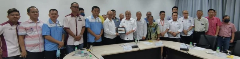 吳添泉率團訪篤棕油綜合工業 冀政府配合引進國內外投資