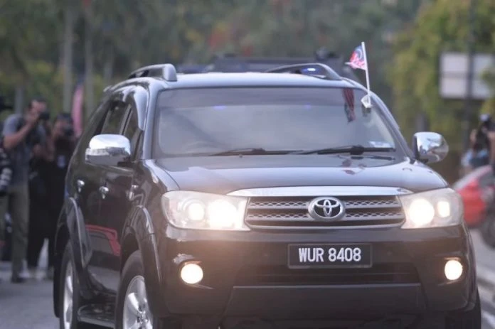 1MDB稽查報告篡改案續審　納吉乘坐警車抵達法庭