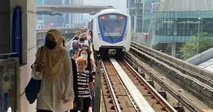 隆輕快鐵列車發生故障　乘客走軌道回站