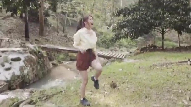 黃翠如游大馬慘被榴槤高處滾落擲中　白滑美腿驚現20個洞洞