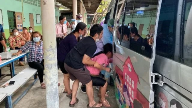 泰國七歲女童被遺忘校車內身亡 司機和老師被提控