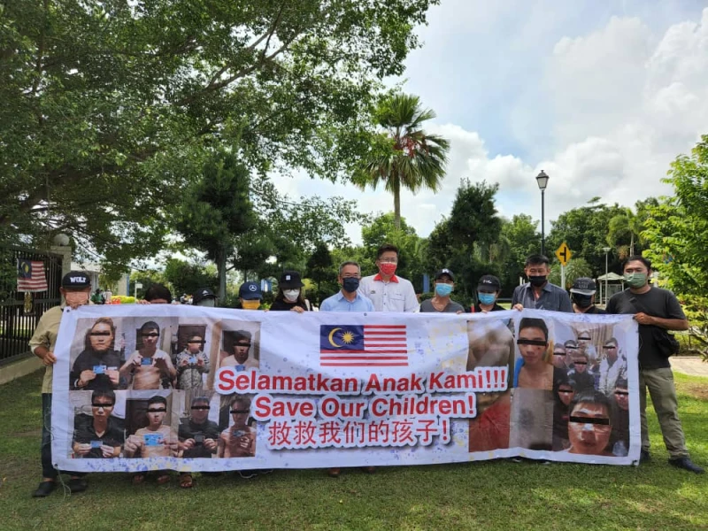 「救豬仔「一拖再拖 火箭議員外交部外拉橫幅