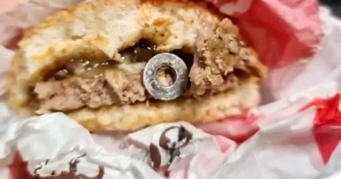 投訴吃漢堡吃到小鐵圈   民眾要知名快餐店給個交代