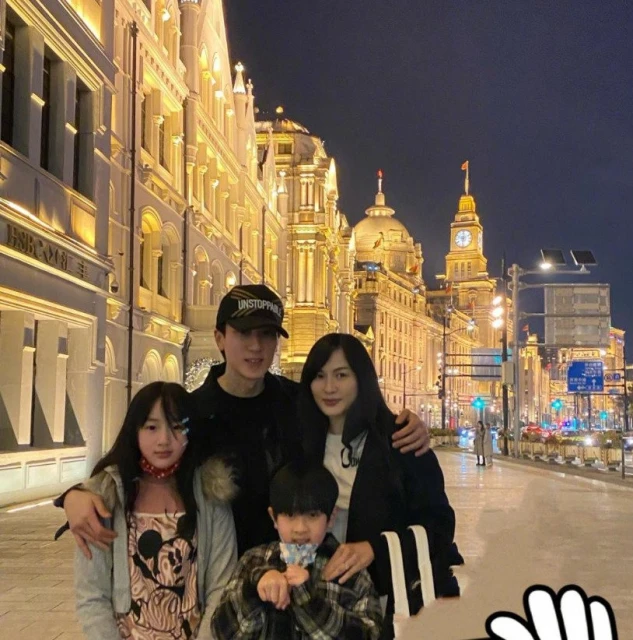 吳尊親送孩子搭校車　兒女就讀上海名校「1年學費曝光」