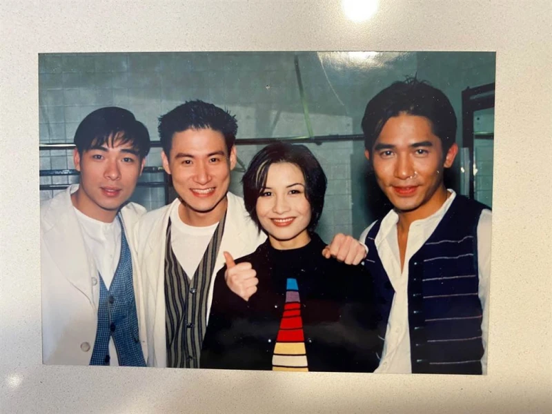 何超儀復古開唱憶與梅艷芳往事　曝張學友梁朝偉嫩照