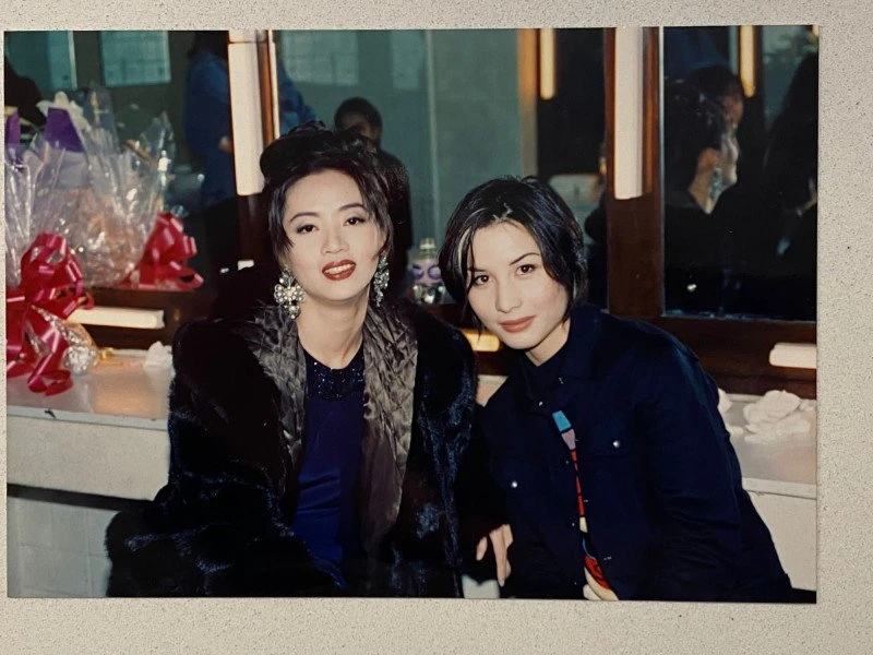 何超儀復古開唱憶與梅艷芳往事　曝張學友梁朝偉嫩照