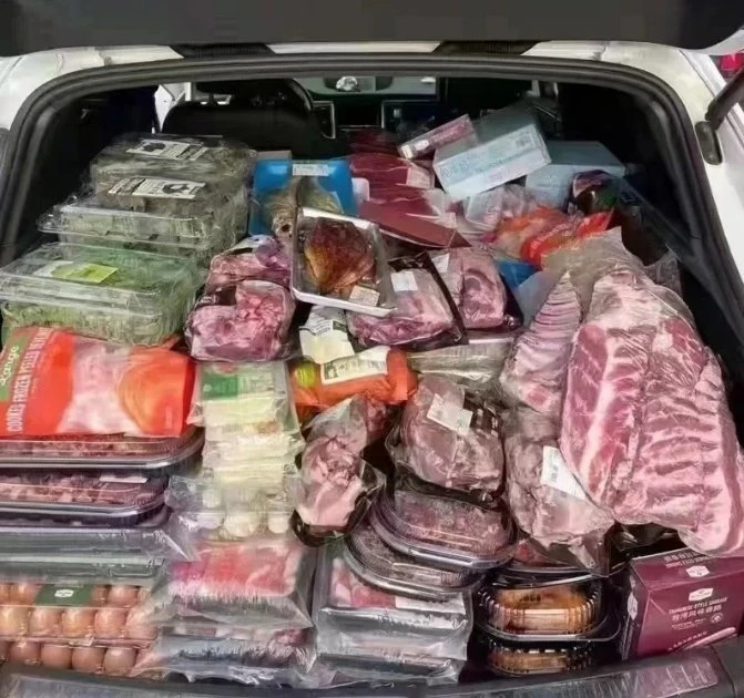 【新冠肺炎】成都封城4天　全城瘋搶物資整隻豬抬回家